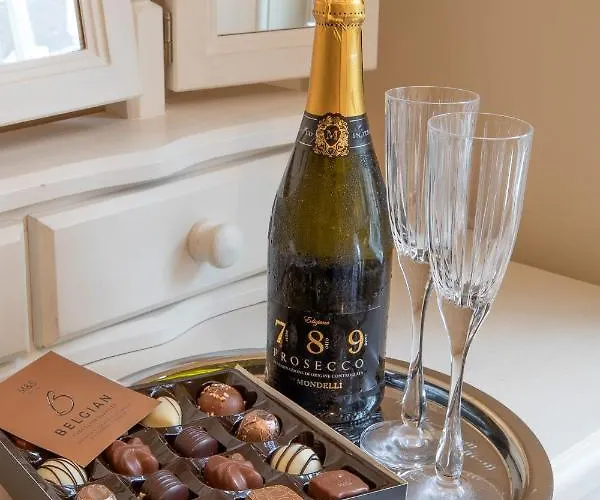 Apartment 3, 71 Micklegate, *